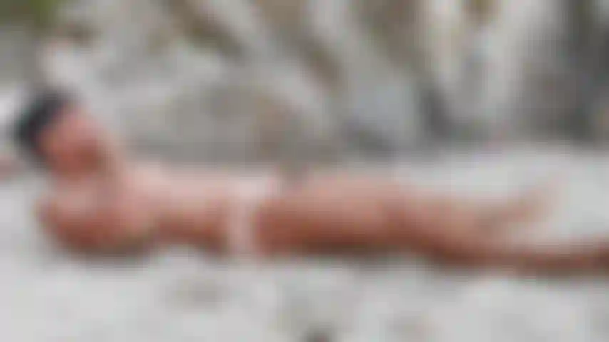 Fumando nu e depois dando um mergulho no mar.