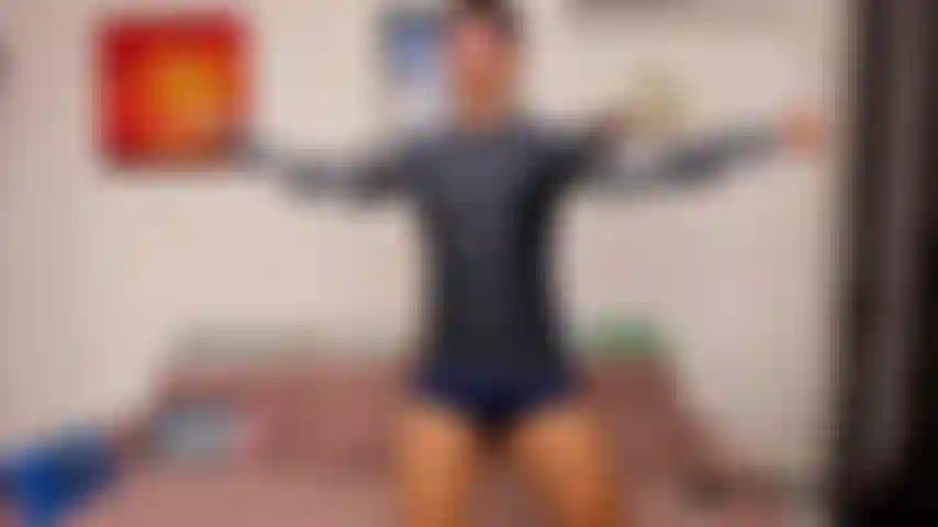 Flaxing na camisa com as mangas mais justas, tirando-a e depois passando um pouco de óleo no peito e nos braços.