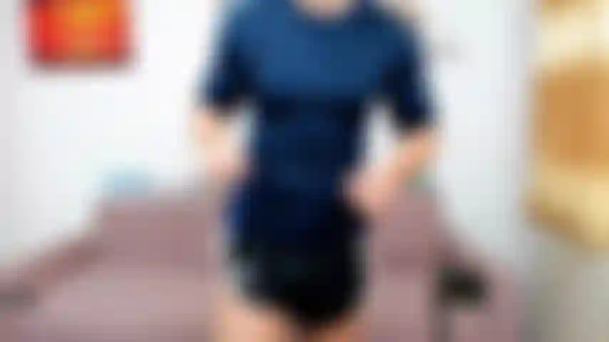 Em pé e me masturbando, mostrando meu pau mais perto da cam.