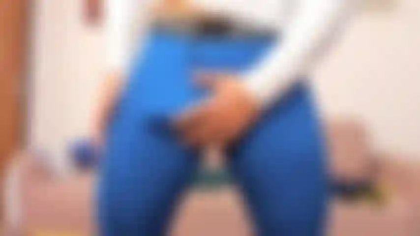 Você quer ver meu pau crescendo em minha meia-calça azul.
