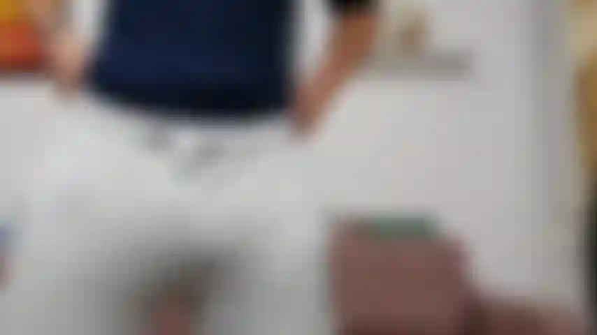 Close do meu pau e bolas com calça, mostrando minha protuberância.