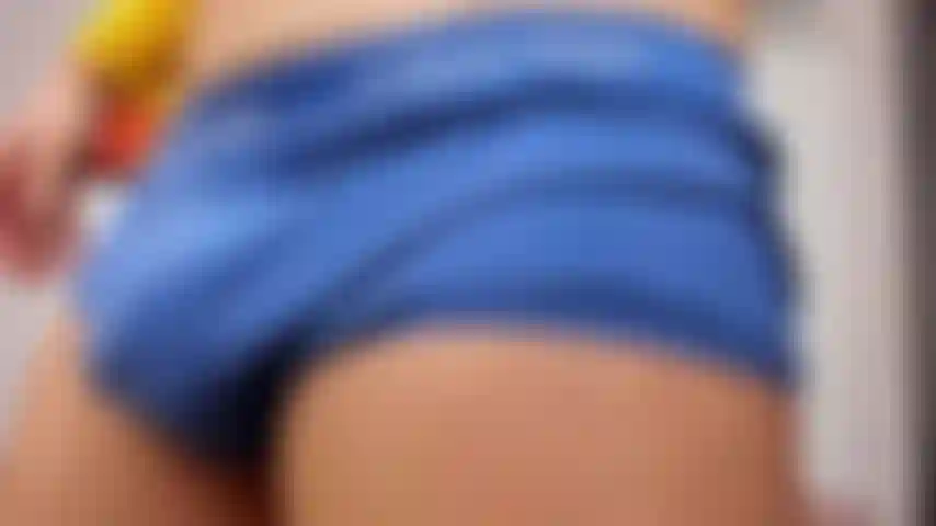 Me masturbando no sofá com minha camisa amarela.