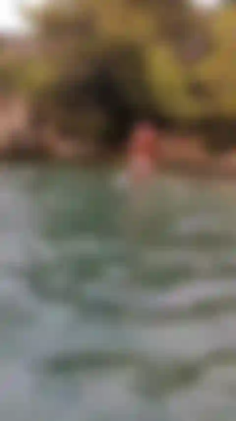 Caminhando na praia exibindo minha bunda.