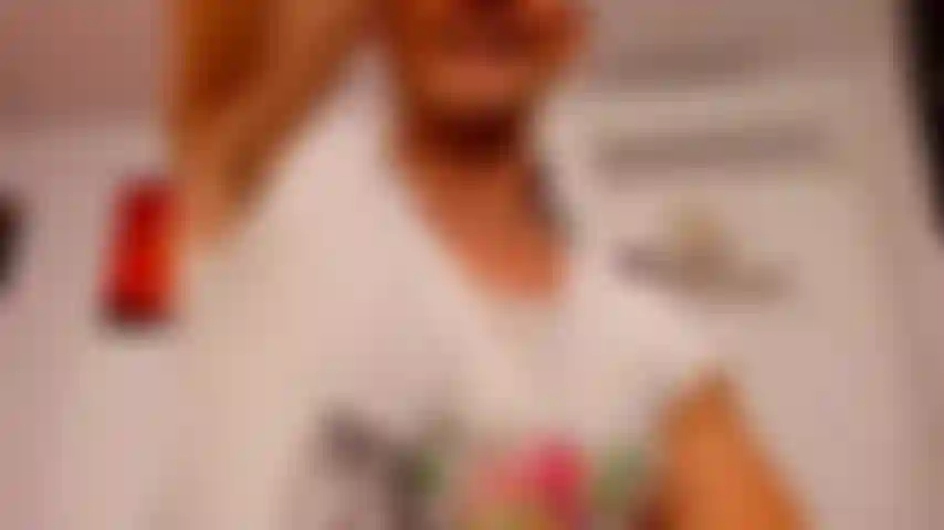 Havins faz sexo com você no meu sofá enquanto você lambe minhas axilas peludas.