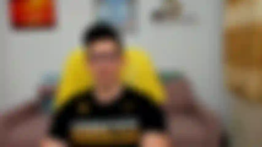 Masturbando meu pau grande, mostrando um pouco da bunda e depois soprando uma carga intensa com muitos gemidos.