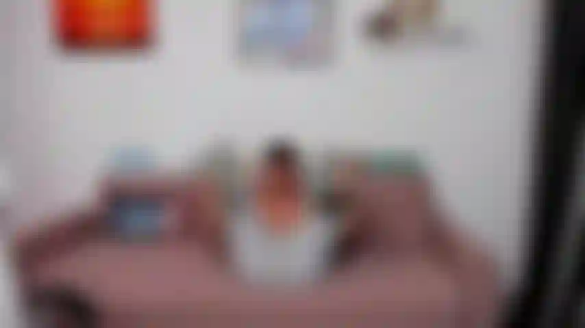 Mostrando minha bunda e bolas e esfregando umas meias nelas. Me masturbando com meia na mão e gozando.