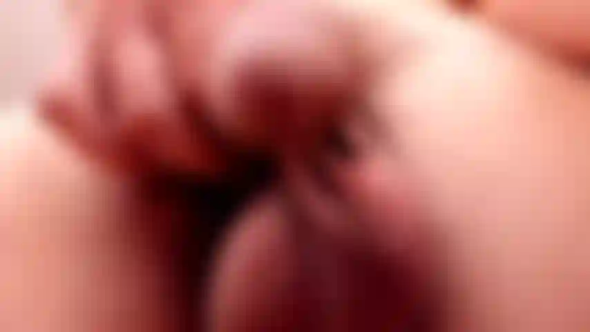 Colocando minhas bolas e pau em seu rosto e esfregando-os. Como isso faz você se sentir?