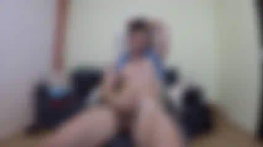Me masturbando com as pernas abertas.