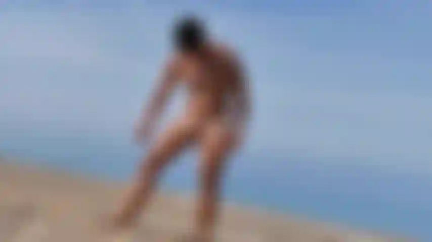 É tão bom tocar meu corpo com protetor solar na praia enquanto outras pessoas assistem e se masturbam.
