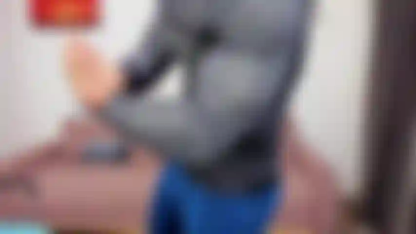 Flexionando roupas apertadas e depois me masturbando nu no sofá.