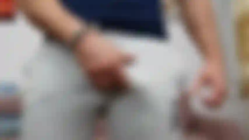 Protuberância adoração com calça de moletom, dominação.