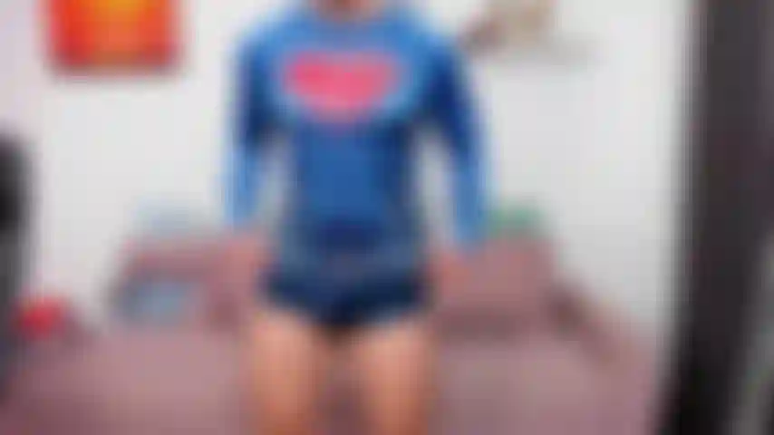Peitorais e mamilos brincam depois de tirar minha camisa do super-homem.