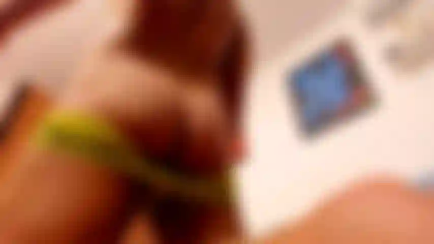 Você está olhando para minha bunda enquanto eu me masturbo. Você gosta tanto dessa vista, você consegue ver, meu pau, bunda, pernas, bolas. É assim que você gosta de me ver gozando.