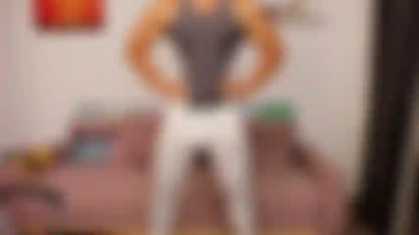 Lubrificando meu corpo, fazendo meus músculos brilharem, depois me masturbando e disparando uma carga!