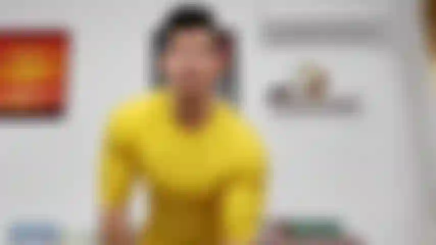 Humilhando um homem fraco que não merece olhar para mim!