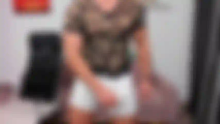 Me masturbando no sofá com minhas placas de identificação e óculos.