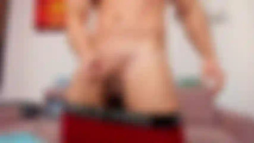 Abaixei minha calça de compressão vermelha e comecei a me masturbar.