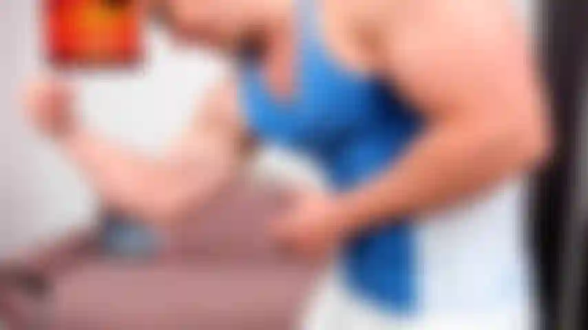 Flexionando topless.