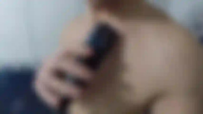 Aparando os pelos do peito ;).