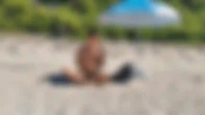 Fico com calor mesmo sentado na sombra, então preciso me refrescar um pouco no mar.