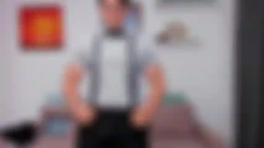 Vestido com um smoking, com gravata borboleta e suspensórios, enquanto falo sujo com você.