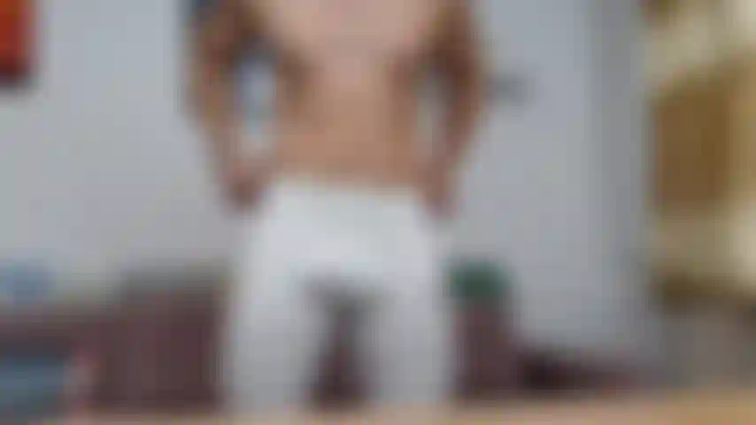 Exibindo minha protuberância e bunda em minhas leggings brancas.