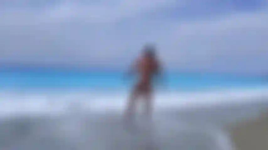 Ostentando nu em uma das praias mais bonitas de todos os tempos.