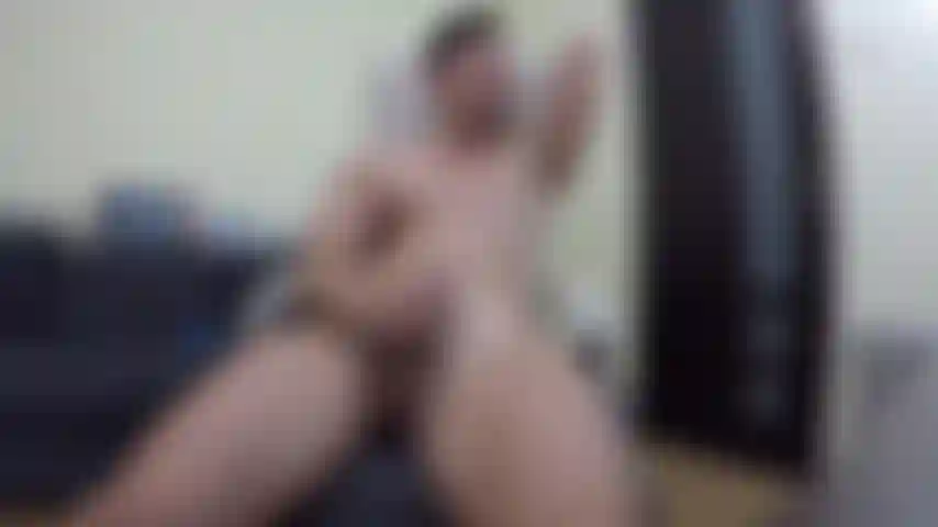 Me masturbando e gozando em um copo, depois debruçando-me sobre o peito.