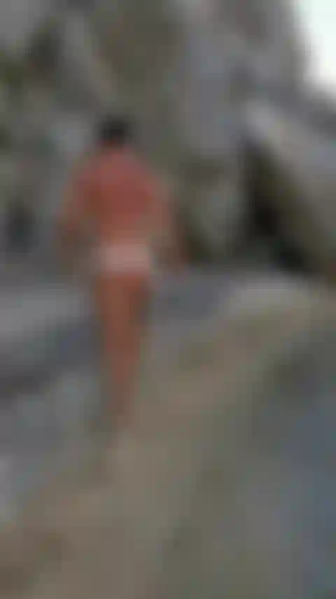 Nado nu no mar.