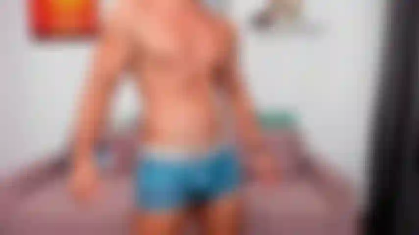 Flexionando com um belo bronzeado na minha pele.
