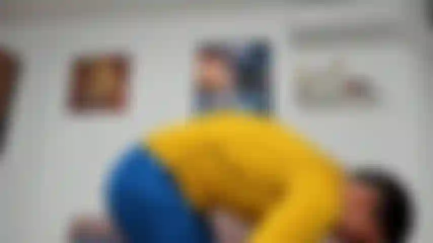 Acidentalmente esbarrei com a minha bunda na cara de alguém no vestiário. Pensei que ele ficaria bravo, mas... Surpresa :d.