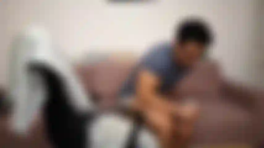 Fumando e exibindo meus pés.