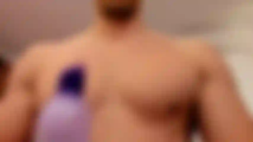 Lubrificando meus peitorais para você.