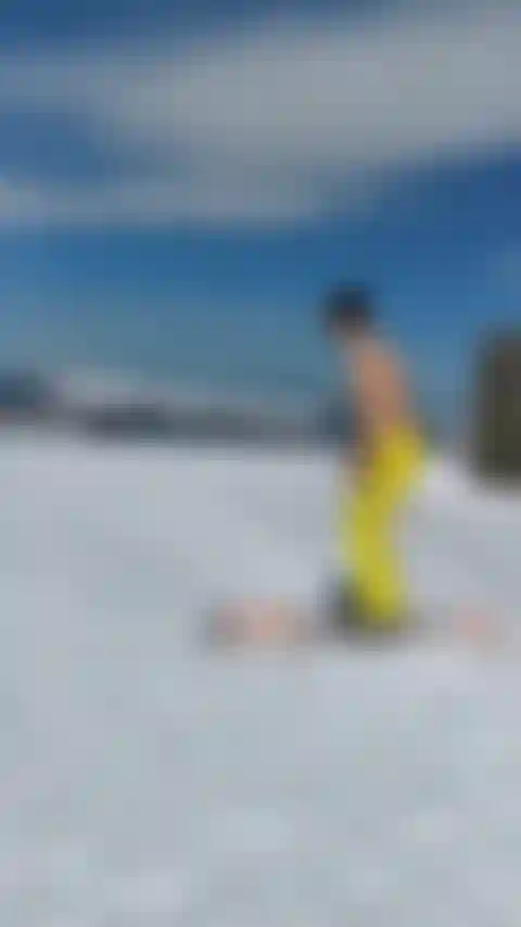 Tentando esquiar no topo da montanha.