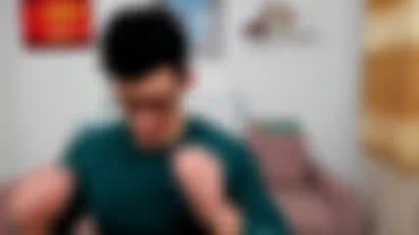 Um pouco de pec play e ficar nu.