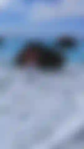 Usando minhas leggings brancas quando tento entrar no mar. As ondas estão deixando-os molhados e transparentes.