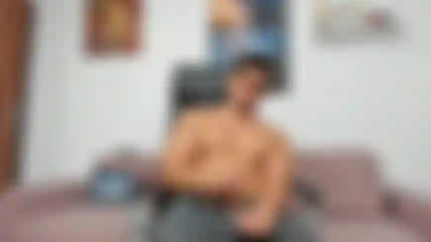 Gozo rápido na minha calça jeans enquanto uso óculos de sol.