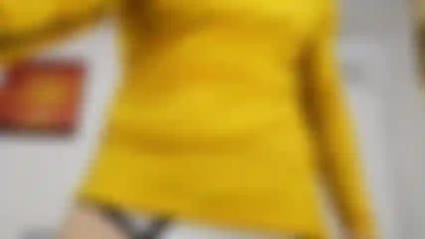 Jogo de bulge, deixando meu pau bom e duro em uma cueca apertada.