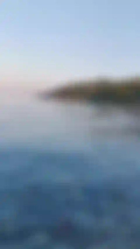 Você está sentado em uma praia e seu super-herói favorito aparece. O que você faz?