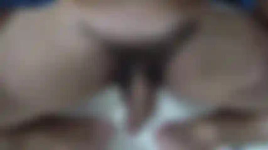 Aparando meus pelos pubianos para prepará-los para fazer a barba.