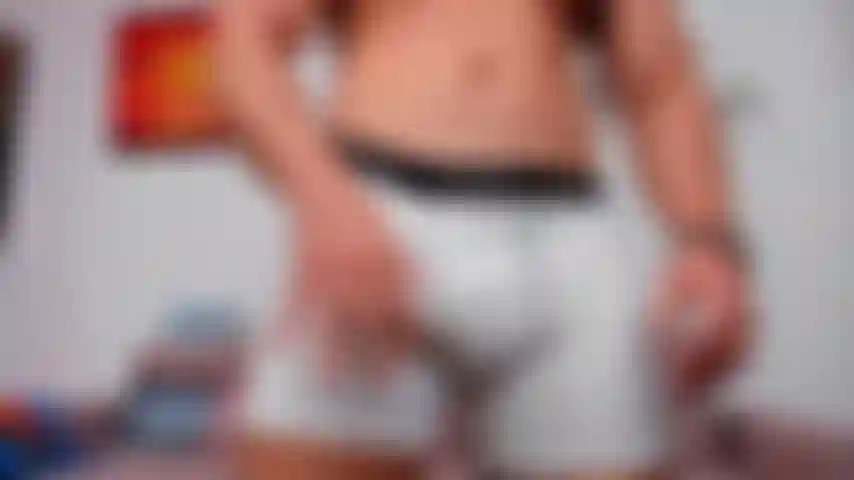 Ficando duro com um short branco apertado. Alerta de protuberância grande !!!