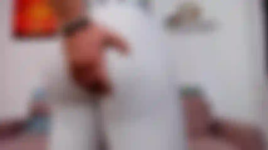 Exibindo minha bunda e protuberância em meu short de compressão enquanto digo a você onde cheirar.