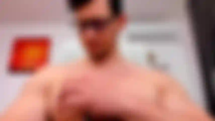 Brincando com meus peitorais de uma forma muito arrogante.