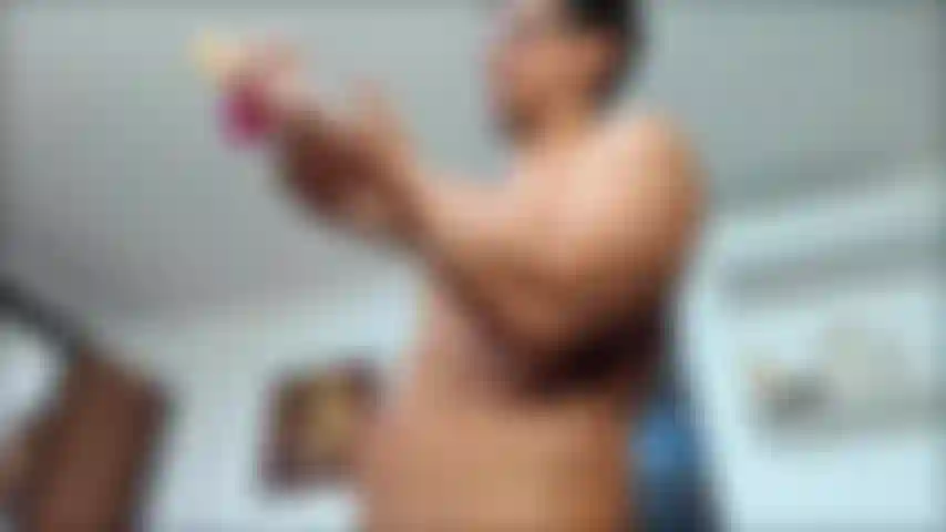 Colocando um brinquedo na minha bunda e mostrando como eu fodo uma Fleshlight.