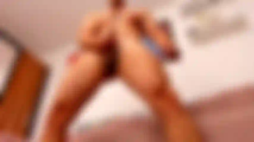 Você está sentado no chão e eu estou me masturbando em cima de você.