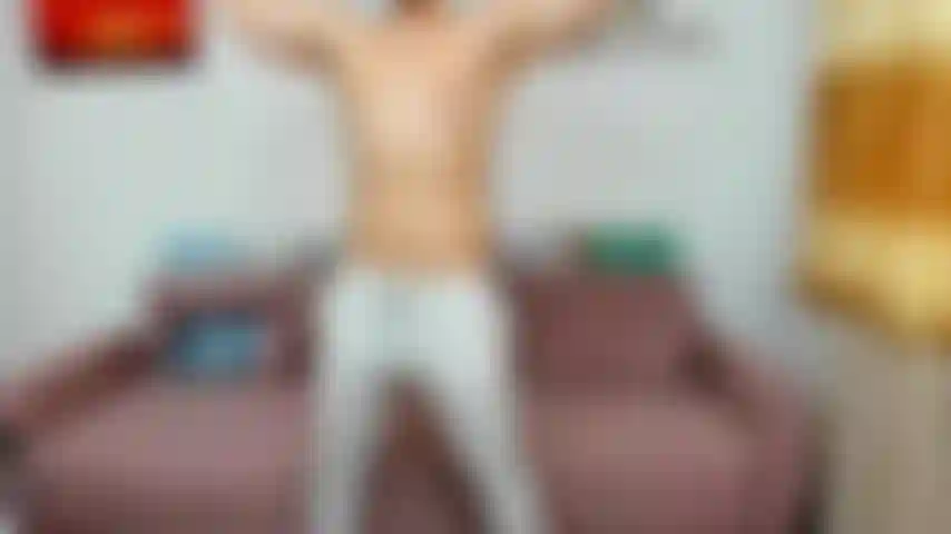 Flexionando em calças de moletom.