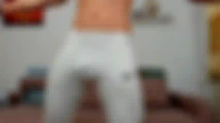 Tirando minhas leggings e depois me masturbando e atirando em uma grande carga.