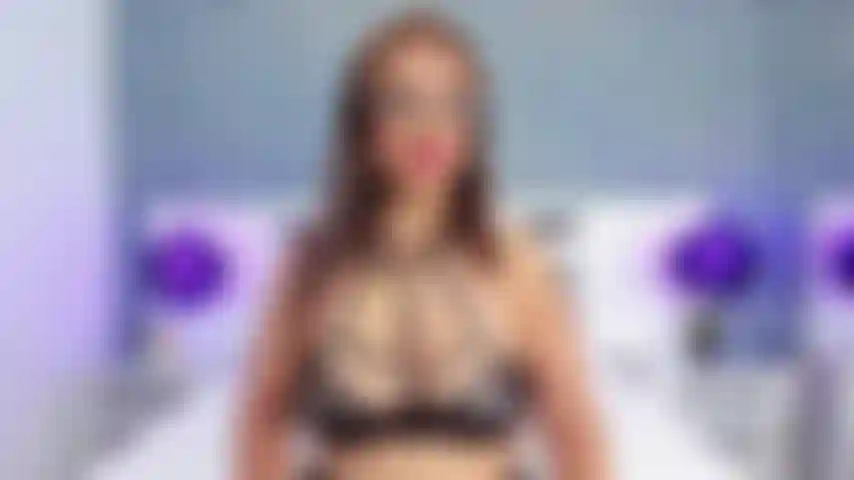 Uma madrasta peituda e gostosa fumando.