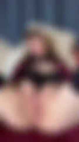 Garota gótica brinca com bucetinha rosa apertada.