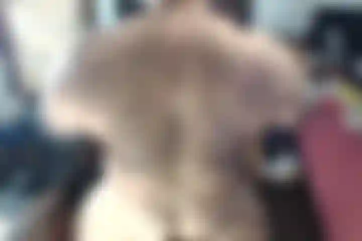 Aproveite as costas de BullMuscleJoe e ele faz malabarismos com seu corpo peludo de urso musculoso para seus prazeres!